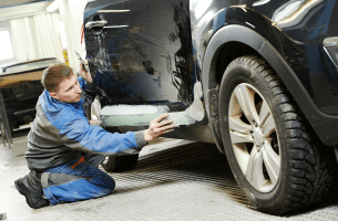 Comment débosseler une voiture grêlée? - Débosseleur Carrosserie